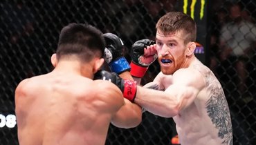 Кори Сэндхаген прошивает блок Сонга Ядонга джебом.