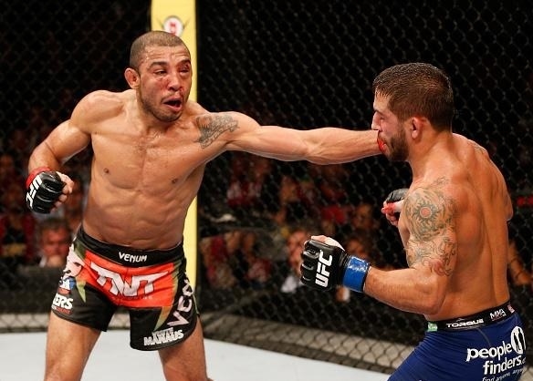 Жозе Альдо и Чад Мендес бьются в реванше. Фото Zuffa Жозе Альдо и Чад Мендес бьются в реванше. Фото Zuffa