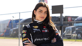 Автогонщица арабского происхождения стала моделью нижнего белья. Это было ее мечтой