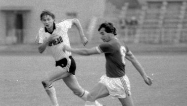 Чемпионат СССР. С мячом лучший бомбардир чемпионата СССР 1982 года форвард ташкентского «Пахтакора» Андрей Якубик.