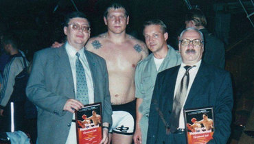 Александр Емельяненко (второй слева).