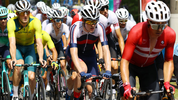 Павел Сиваков (в центре).