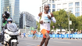 Кипчоге установил новый рекорд в марафоне, хотя раньше бегал быстрее. Как так?