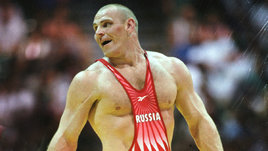 «Американцы не давали тренироваться. Карелин сделал два шага — все разбежались». Истории про русского богатыря