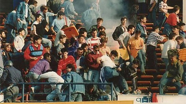 Драка болельщиков на трибуне. Драка болельщиков на трибуне.