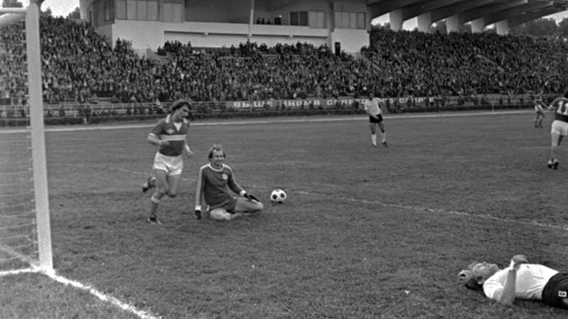 Георгий Ярцев забивает гол в ворота Александра Ткаченко. Фото Сергей Колганов Георгий Ярцев забивает гол в ворота Александра Ткаченко. Фото Сергей Колганов