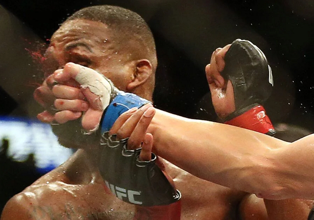 Джон Джонс пропускает удар справа от Александра Густафссона в их первом бою. Фото USA Today Sports Джон Джонс пропускает удар справа от Александра Густафссона в их первом бою. Фото USA Today Sports