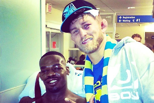 Джонс и Густафссон в больнице Торонто после боя. Фото Соцсети Джонс и Густафссон в больнице Торонто после боя. Фото Соцсети