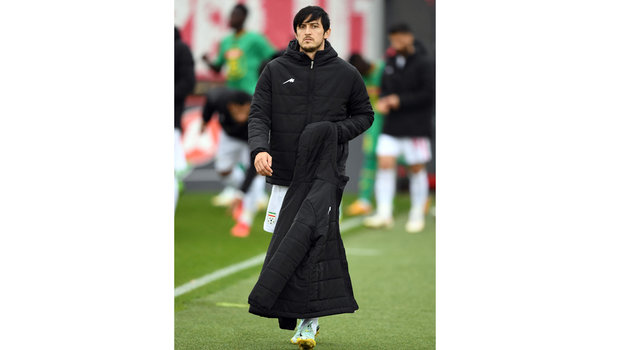 Сердар Азмун принял участие в акции протеста перед игрой с Сенегалом. Фото Reuters Сердар Азмун принял участие в акции протеста перед игрой с Сенегалом. Фото Reuters