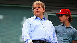 Сменившего Абрамовича американца уже не любят в Англии. Почему новый владелец «Челси» всех бесит