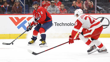 Капитан «Вашингтона» Александр Овечкин (слева) в матче с «Детройтом».