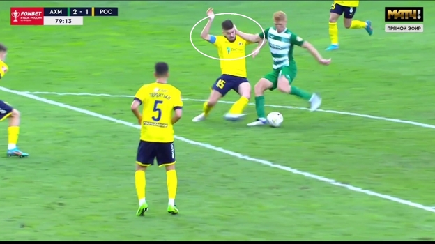 Эпизод матча Кубка России «Ахмат» — «Ростов» (3:1), где игрок «Ахмата» Камилов ударил по затылку Глебова («Ростов»). Фото Скриншот Эпизод матча Кубка России «Ахмат» — «Ростов» (3:1), где игрок «Ахмата» Камилов ударил по затылку Глебова («Ростов»). Фото Скриншот