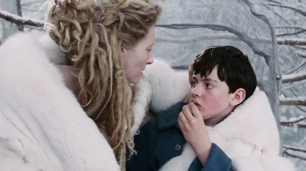 Белая Колдунья угощает Эдмунда горячим шоколадом и рахат-лукумом. Белая Колдунья угощает Эдмунда горячим шоколадом и рахат-лукумом.