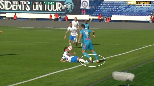 Ираклий Квеквескири сбивает Вячеслава Караваева в подкате. Ираклий Квеквескири сбивает Вячеслава Караваева в подкате.