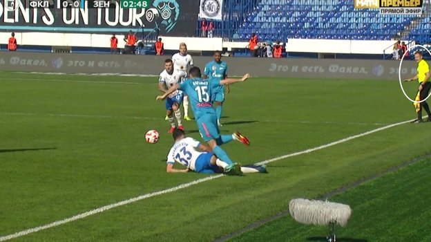 Ираклий Квеквескири сбивает Вячеслава Караваева в подкате. Ираклий Квеквескири сбивает Вячеслава Караваева в подкате.