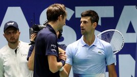 Джокович обыграл Медведева 1:1. Невероятная битва и шокирующее снятие россиянина