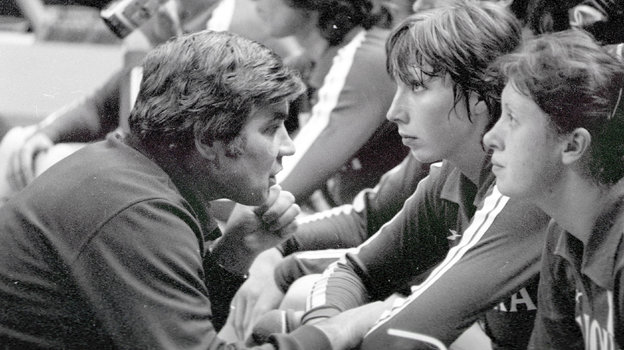 Николай Карполь с волейболистками. Фото Игорь Уткин Николай Карполь с волейболистками. Фото Игорь Уткин