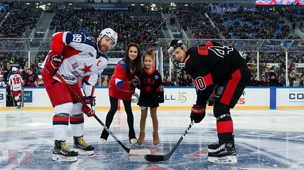Алина Загитова не только смотрит матчи с трибуны, но и выходит на лед перед матчами. Фото ХК СКА Алина Загитова не только смотрит матчи с трибуны, но и выходит на лед перед матчами. Фото ХК СКА