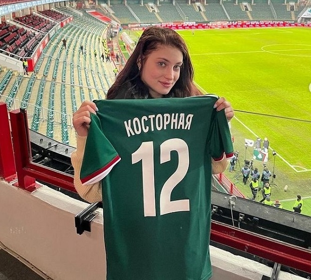 Алена Косторная похвасталась именной футболкой «Локомотива». Фото Соцсети Алена Косторная похвасталась именной футболкой «Локомотива». Фото Соцсети