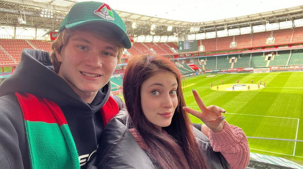 Алена Косторная на трибуне стадиона «РЖД Арена». Фото Соцсети Алена Косторная на трибуне стадиона «РЖД Арена». Фото Соцсети