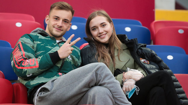 Елена Радионова и Константин Кучаев на трибуне стадиона. Фото Денис Тырин/ПФК ЦСКА Елена Радионова и Константин Кучаев на трибуне стадиона. Фото Денис Тырин/ПФК ЦСКА