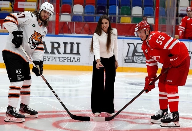 Камила Валиева провела символическое вбрасывание перед матчем «Спартак» - «Амур». Фото Владимир Беззубов, photo.khl.ru Камила Валиева провела символическое вбрасывание перед матчем «Спартак» - «Амур». Фото Владимир Беззубов, photo.khl.ru