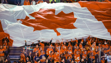 Болельщики с канадским флагом на трибуне.