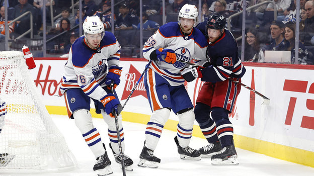 Защитник Дмитрий Саморуков (в центре). Фото USA Today Sports Защитник Дмитрий Саморуков (в центре). Фото USA Today Sports