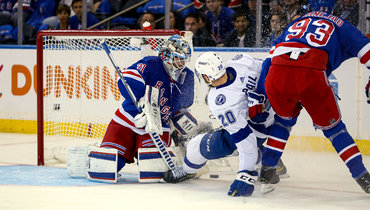 Российский вратарь «Рейнджерс» Игорь Шестеркин спасает ворота команды в матче с «Тампой».