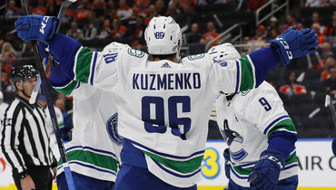 Форвард «Ванкувера» Андрей Кузьменко празднует свой первый гол в НХЛ.