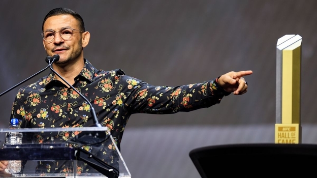 Каб Суонсон на церемонии включения в Зал славы UFC его поединка против Ду Ху Чоя. Фото UFC Каб Суонсон на церемонии включения в Зал славы UFC его поединка против Ду Ху Чоя. Фото UFC