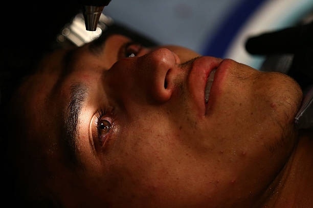 Чарльз Оливейра приходит в себя после нокаута в бою с Кабом Суонсоном. Фото Zuffa Чарльз Оливейра приходит в себя после нокаута в бою с Кабом Суонсоном. Фото Zuffa