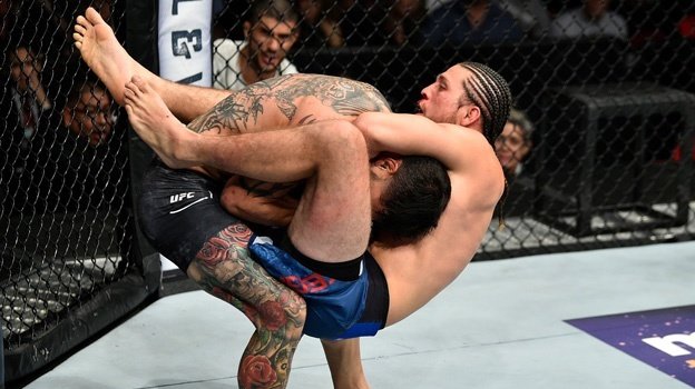 Суонсон вязнет в гильотине Брайна Ортеги. Фото MMAjunkie.com Суонсон вязнет в гильотине Брайна Ортеги. Фото MMAjunkie.com