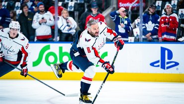 14 октября. «Торонто» — «Вашингтон» — 3:2. Александр Овечкин на разминке.