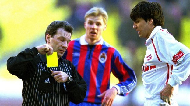 31 марта 2001 года. Москва. «Спартак» — ЦСКА — 1:0. Андрей Бутенко показывает желтую карточку Юрию Ковтуну. Фото Григорий Филиппов 31 марта 2001 года. Москва. «Спартак» — ЦСКА — 1:0. Андрей Бутенко показывает желтую карточку Юрию Ковтуну. Фото Григорий Филиппов