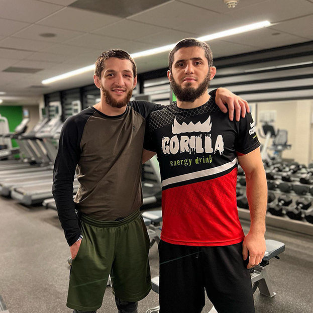 Ислам Махачев (справа). Фото Соцсети Ислам Махачев (справа). Фото Соцсети