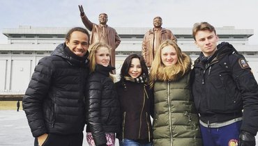 Российские и иностранные фигуристы в Пхеньяне, Артур Гачинский — крайний справа.