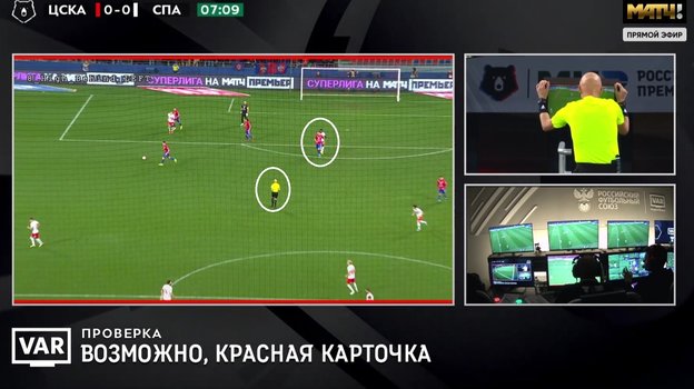 Сергей Карасев смотрит эпизод с фолом Квинси Промеса. Сергей Карасев смотрит эпизод с фолом Квинси Промеса.