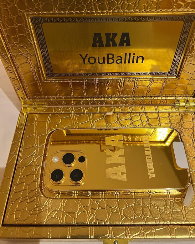 Золотой iPhone, подарок Мендесу от шейхов. Фото Соцсети Золотой iPhone, подарок Мендесу от шейхов. Фото Соцсети