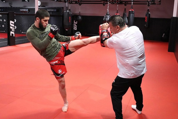 Махачев отрабатывает мидлкик на лапах с Мендесом. Фото Соцсети Махачев отрабатывает мидлкик на лапах с Мендесом. Фото Соцсети