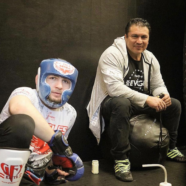 Хабиб в том самом шлеме Everlast. Одно время он заклеивал логотип наклейкой собственной команды «Eagles MMA». Фото Соцсети Хабиб в том самом шлеме Everlast. Одно время он заклеивал логотип наклейкой собственной команды «Eagles MMA». Фото Соцсети