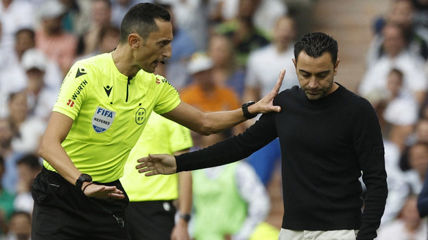 Судья матча Хосе Мария Санчес Мартинес и Хави. Фото Reuters Судья матча Хосе Мария Санчес Мартинес и Хави. Фото Reuters