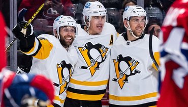 Евгений Малкин (в центре).