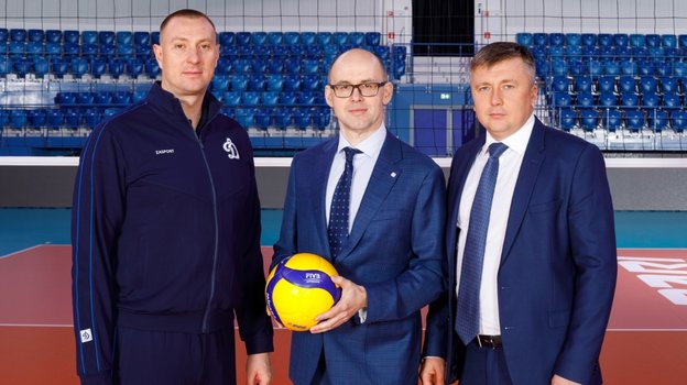 Главный тренер «Динамо» Константин Брянский, генеральный директор Николай Ступаков и спортивный директор Сергей Заиченко (слева направо). Фото ВФВ Главный тренер «Динамо» Константин Брянский, генеральный директор Николай Ступаков и спортивный директор Сергей Заиченко (слева направо). Фото ВФВ