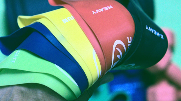 Тренировка с фитнес-резинкой. Фото Unsplash Тренировка с фитнес-резинкой. Фото Unsplash