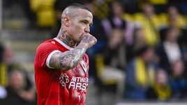 Футболиста наказали за курение прямо во время матча. Наингголан уже влипал в скандалы из-за своей привычки