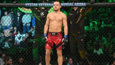 Петр Ян в бою против Алджамейна Стерлинга.