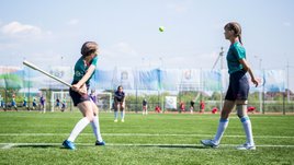 «Ушлые американцы превратили ее в бейсбол». Зачем российских школьников будут учить лапте?