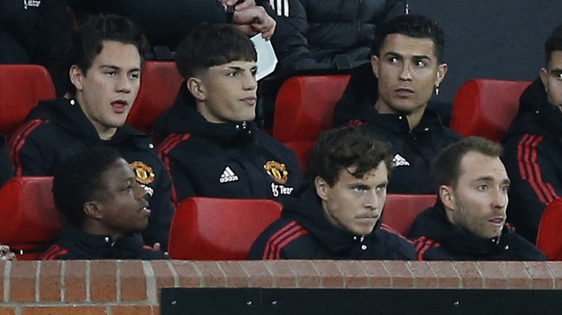 Криштиану Роналду смотрит матч с трибуны стадиона. Фото AFP Криштиану Роналду смотрит матч с трибуны стадиона. Фото AFP