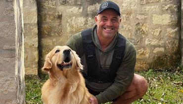 Джо Роган с собакой.